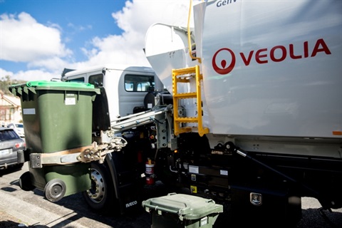 picture of rubbish truck collecting green bin